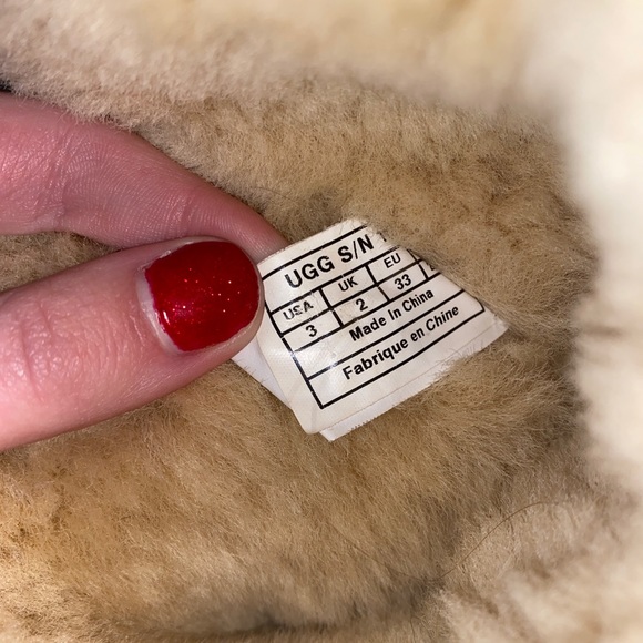 UGG Women’s Bailey Button Triplet II Boot - Picture 3 of 3